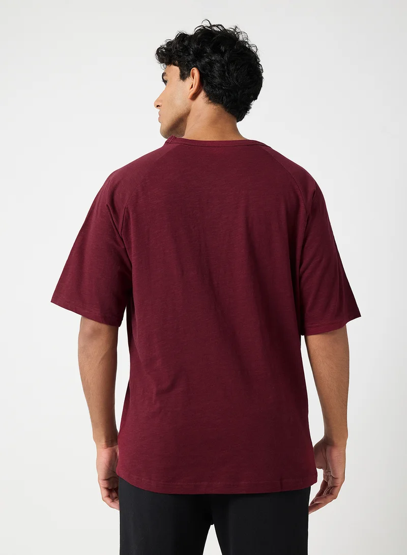 تومي هيلفيغر تيشيرت مريح أساسي بنقشة